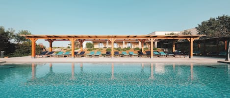 Piscina stagionale all'aperto, ombrelloni da piscina, lettini