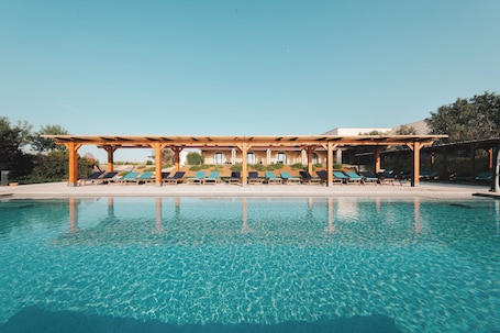 Alberca al aire libre por temporada y sombrillas en la alberca