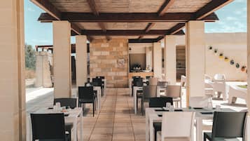Petit déjeuner, déjeuner et dßner servis sur place, vue sur la piscine