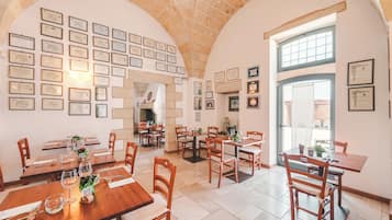 Bữa sáng buffet hàng ngày (10 EUR/mỗi người)