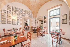 Desayuno buffet diario (EUR 10 por persona)