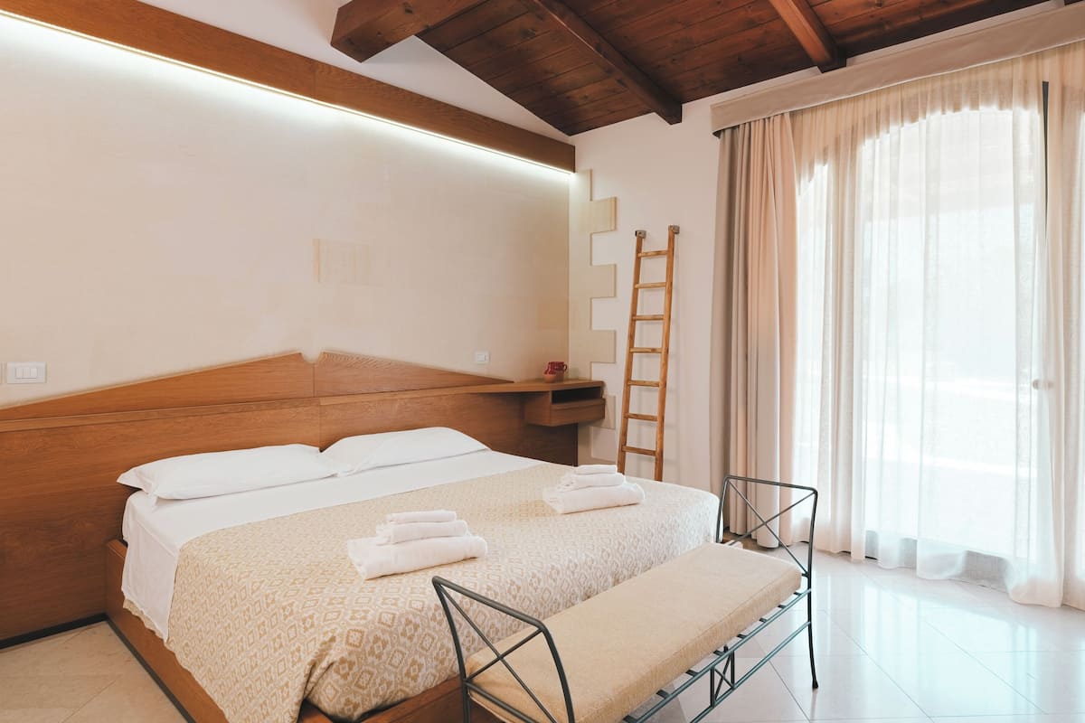 Hypo-allergenic bedding, down duvets, Select Comfort beds, minibar