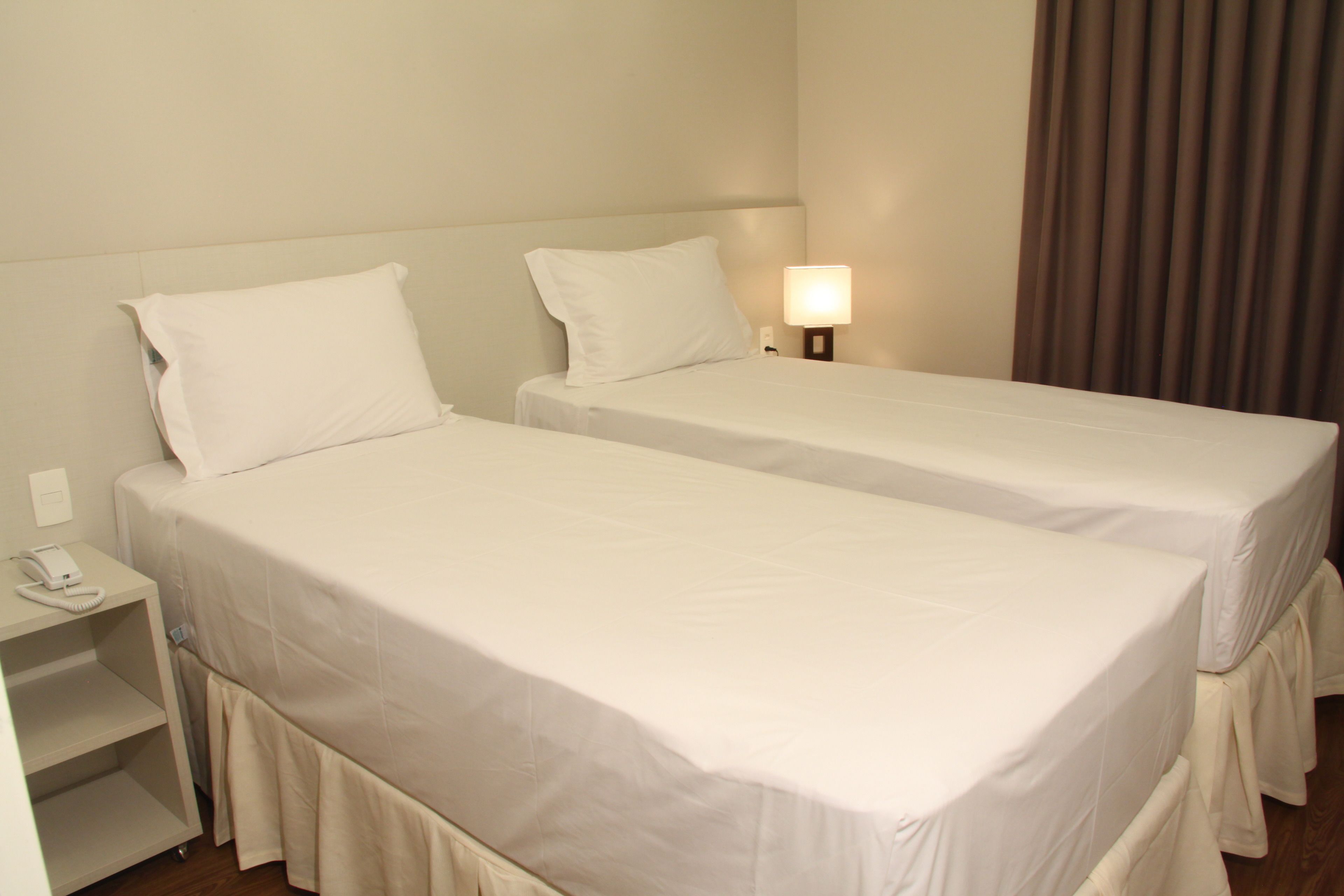 Caja de seguridad en la habitación, escritorio y cortinas blackout 