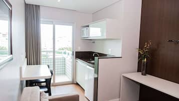 Cofres nos quartos, escrivaninha, cortinas blackout