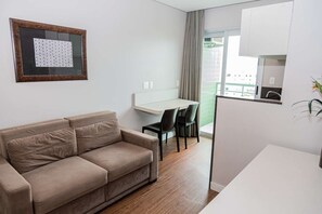 Coffre-fort, bureau, rideaux d’obscurcissement, système d’insonorisation