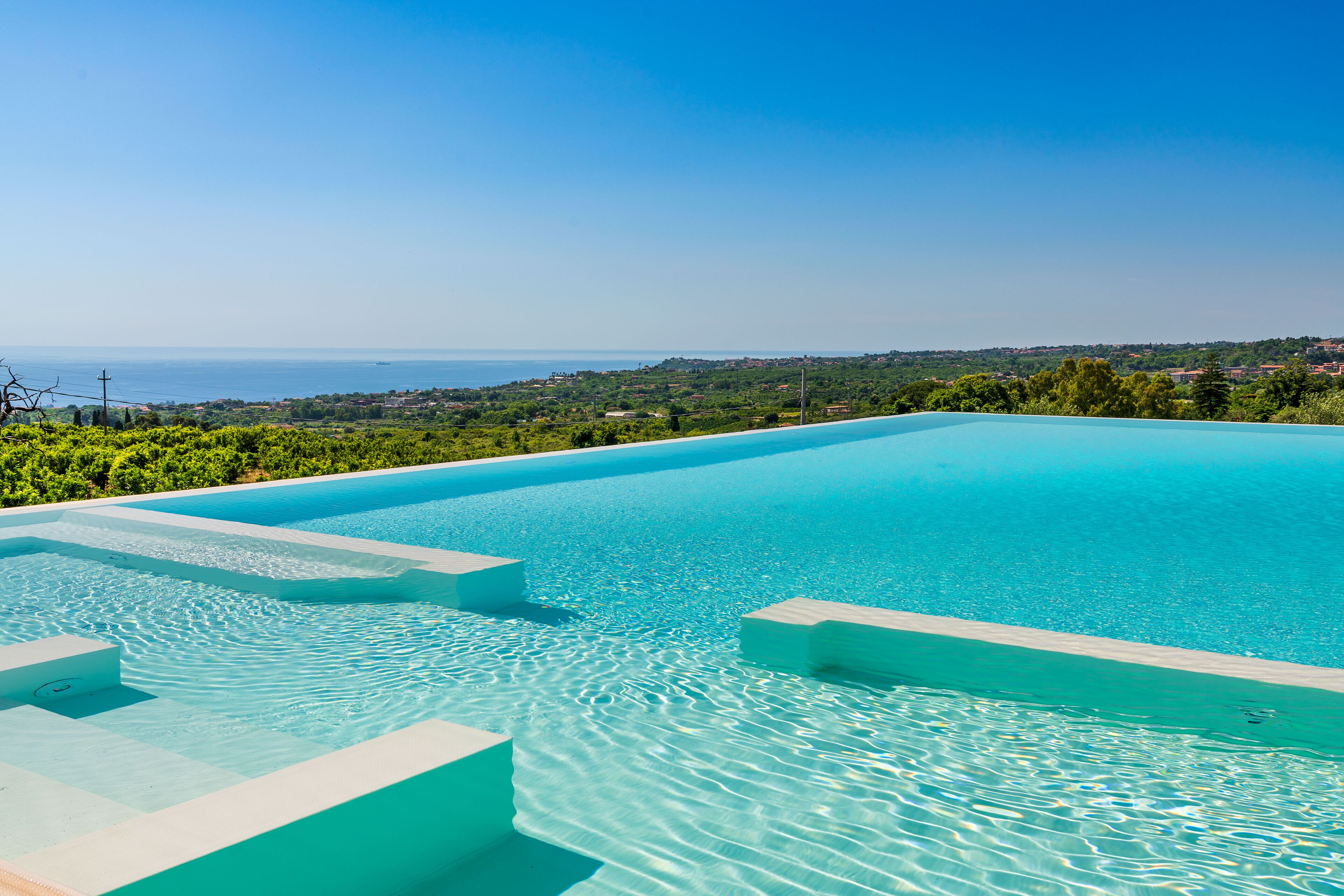 Seasonal outdoor pool, free cabanas, pool umbrellas