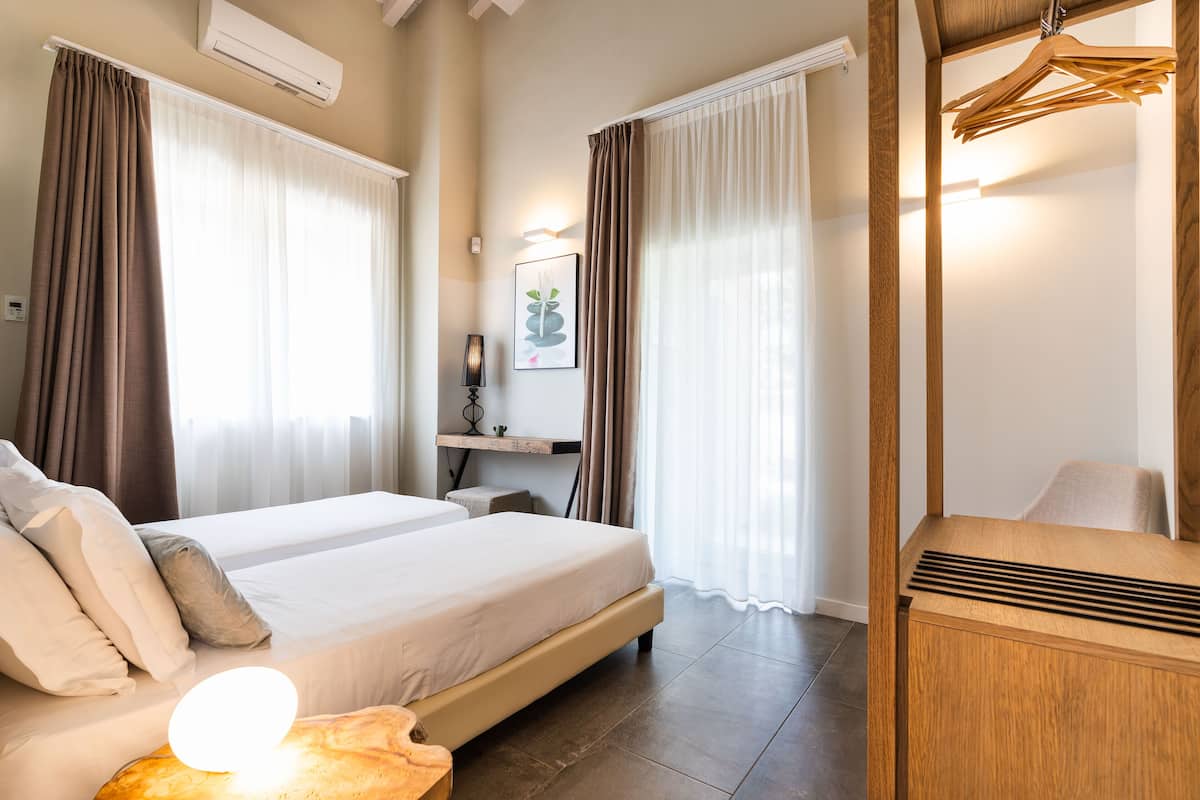 Une chambre d’hôtel avec un lit, un bureau et une chaise.