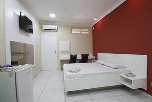 CONFORT  | Minibar, blackout drapes, iron/ironing board, free WiFi