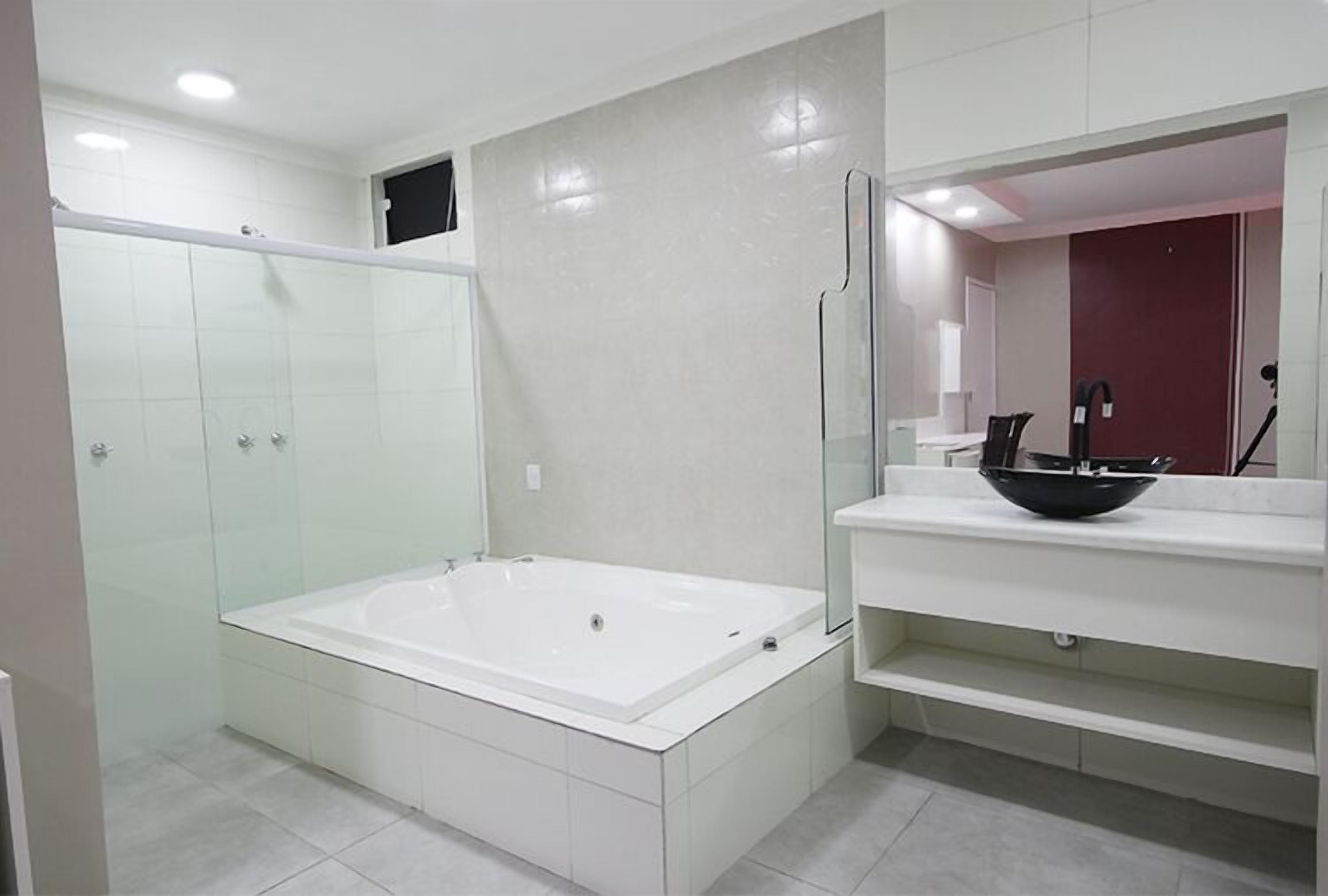 MASTER  | Bathroom | Free toiletries, towels