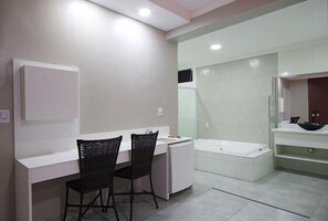 Standaard kamer | Een minibar, verduisterende gordijnen, een strijkplank/strijkijzer