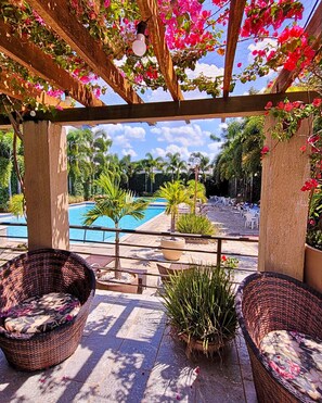 4 outdoor pools