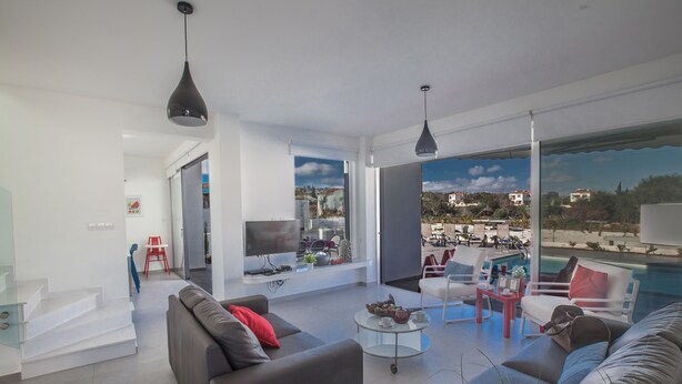 Villa, 5 Schlafzimmer, eigener Pool | Wohnbereich | 32-Zoll-Flachbildfernseher mit Satellitenempfang, LCD-Fernseher
