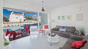Villa, 5 Schlafzimmer, eigener Pool | Wohnzimmer | 32-Zoll-Flachbildfernseher mit Satellitenempfang, LCD-Fernseher