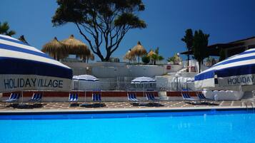 Piscine extérieure (ouverte en saison), parasols de plage