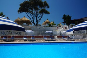 Piscina externa sazonal, guarda-sóis, espreguiçadeiras