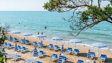 Playa privada, camastros y sombrillas