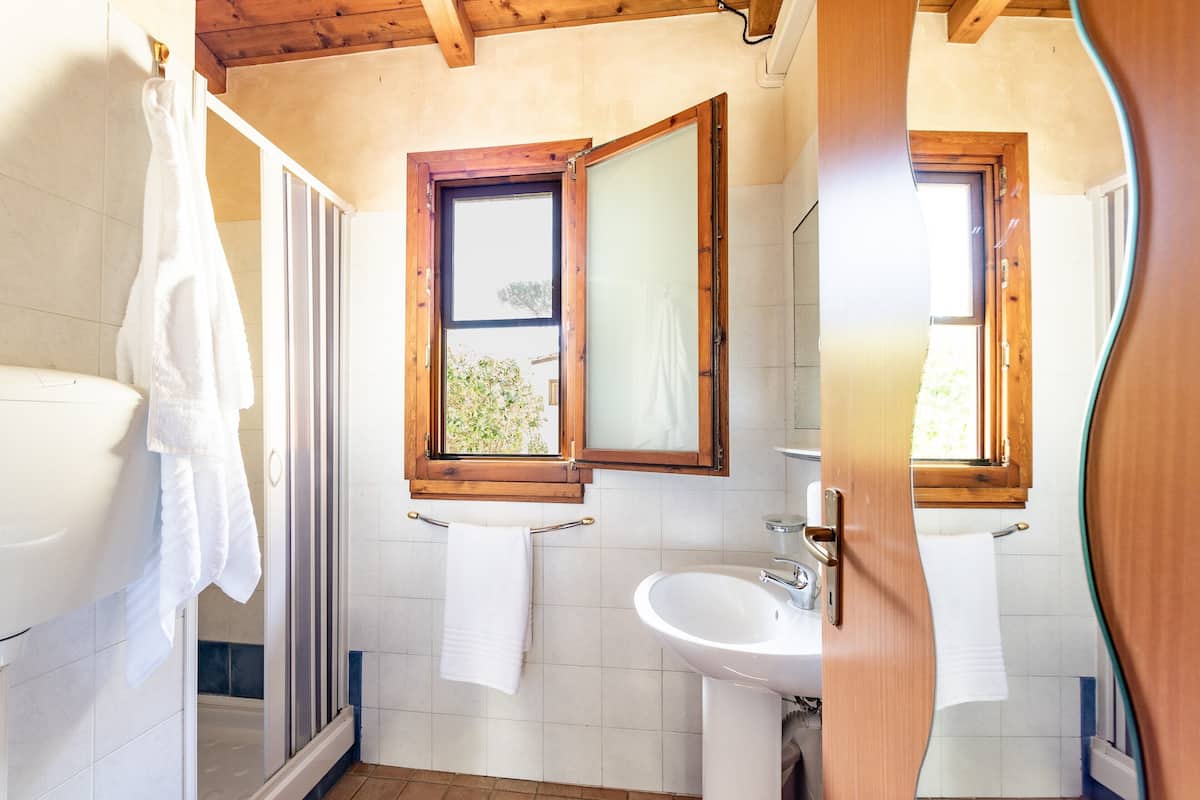 Classic-Bungalow, 2 Schlafzimmer, eigenes Bad | Badezimmer | Dusche, kostenlose Toilettenartikel, Haartrockner, Handtücher
