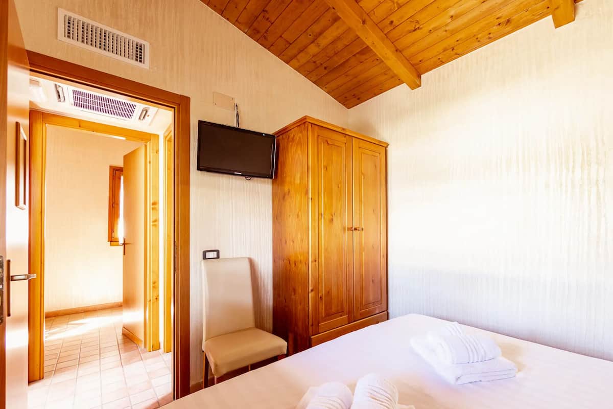 Classic-Bungalow, 2 Schlafzimmer, eigenes Bad | 1 Schlafzimmer, Daunenbettdecken, Bettwäsche