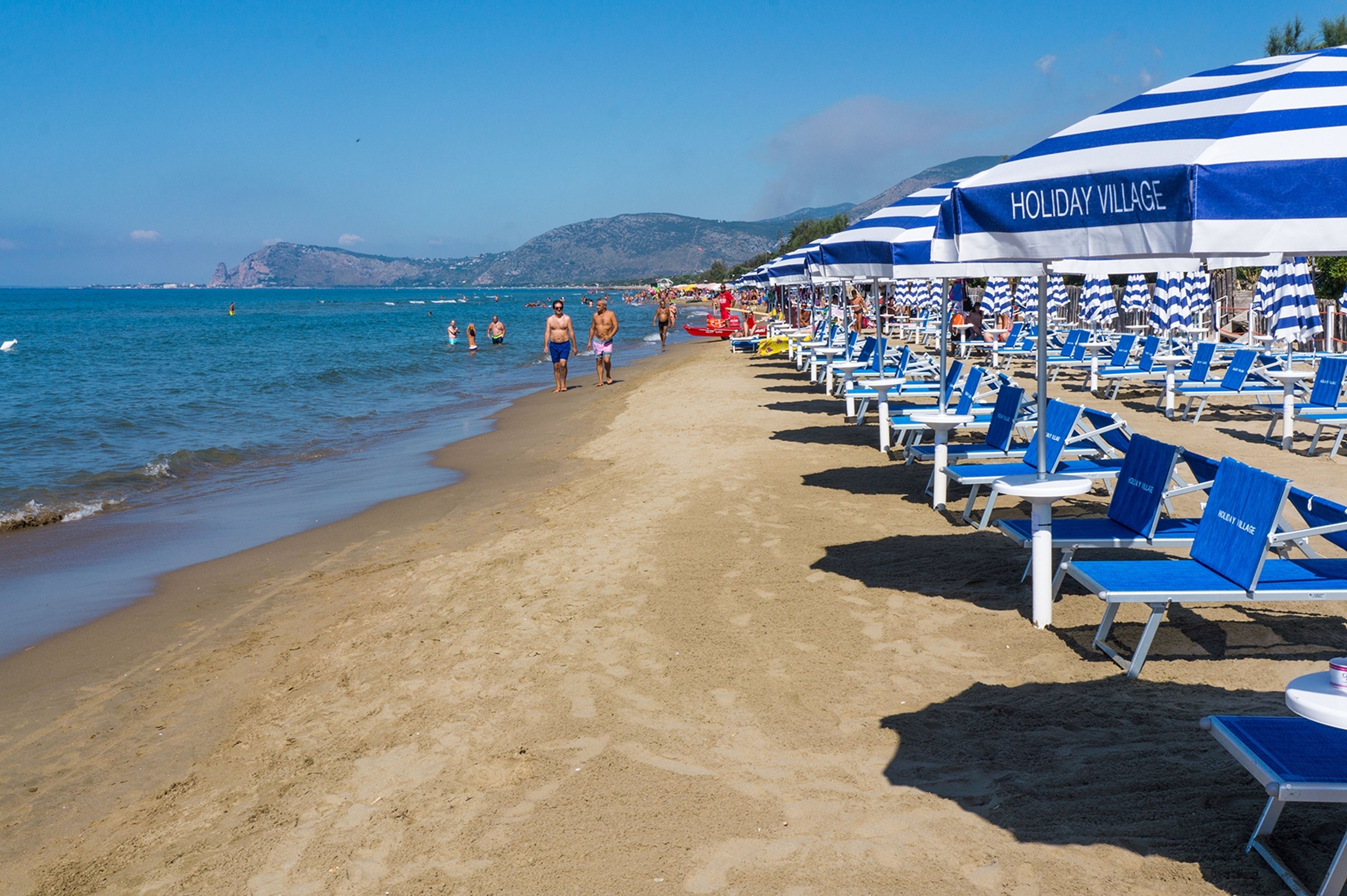 Plage privée, chaises longues, parasols