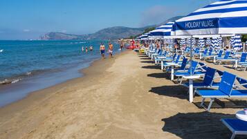 Plage privée, chaises longues, parasols
