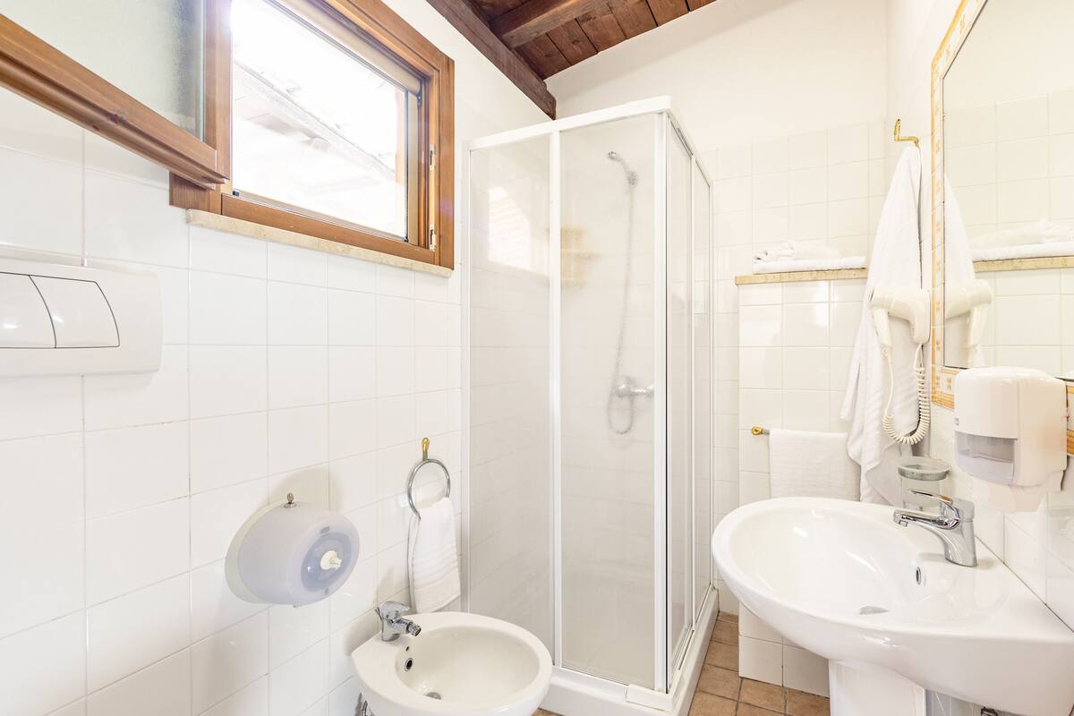 Classic-Studio, 1 Schlafzimmer, eigenes Bad | Badezimmer | Dusche, kostenlose Toilettenartikel, Haartrockner, Handtücher