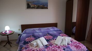 Comfort Double Room, 1 Double Bed, Ensuite, Mountain View | Hypo-allergenic bedding, free WiFi, bed sheets