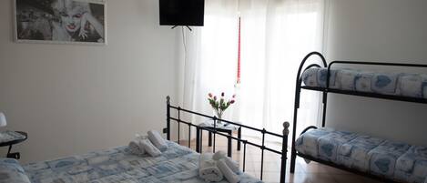 Habitación cuádruple, varias camas, baño privado | Vista desde la habitación