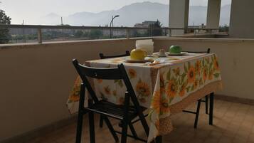 Tripla Comfort, Letti multipli, bagno interno, lato montagna | Terrazza/patio