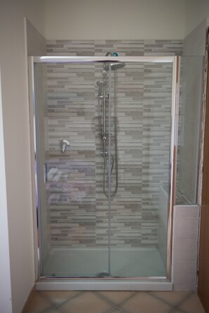 Comfort Double Room, 1 Double Bed, Ensuite, Mountain View | Bathroom | Free toiletries, towels - AreA DomuS (Pompei)