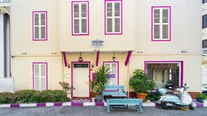 Un hotel con un letrero que dice "Alhambra Residence Suites Apart Hotel".