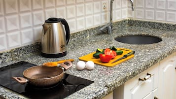 Réfrigérateur, micro-ondes, plaque de cuisson, bouilloire électrique