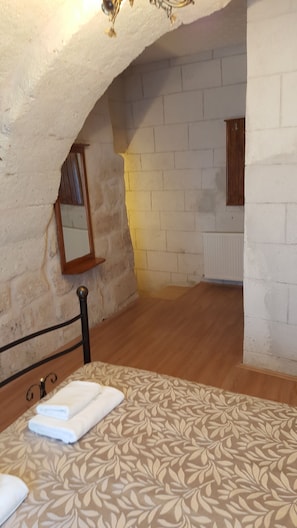 Stone Arched Double Room | In-room safe, free WiFi, bed sheets - Whisper Cave House (Nevsehir)