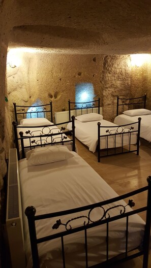 Single Bed in Mixed Cave Dormitory Room | Coffres-forts dans les chambres, Wi-Fi gratuit, draps fournis
