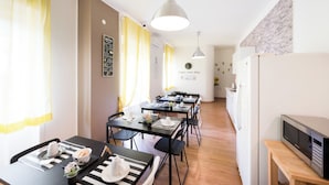 Een hotelkamer met een eethoek, een keuken en een zithoek.