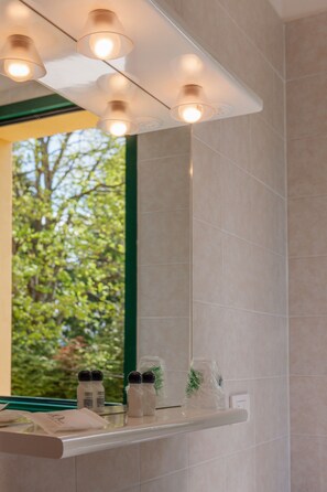 Shower, bidet, towels - Residence Miravalle e StellAlpina (Valdobbiadene)