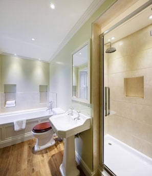 Habitación clásica con 2 camas individuales | Baño | Amenidades de baño gratuitas, secadora de cabello, toallas, jabón