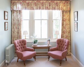 Dobbeltrom – superior | Oppholdsområde | En 47-tommers smart-TV med digitale kanaler samt TV og Netflix