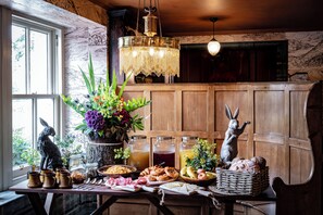Café da manhã com buffet todos os dias mediante uma taxa