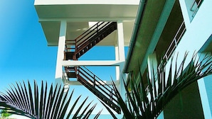 Un bâtiment moderne doté d’un escalier imposant et d’un toit plat.