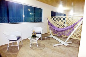 Minibar, desk, blackout drapes, rollaway beds - Tucano Pousada (Valenca)