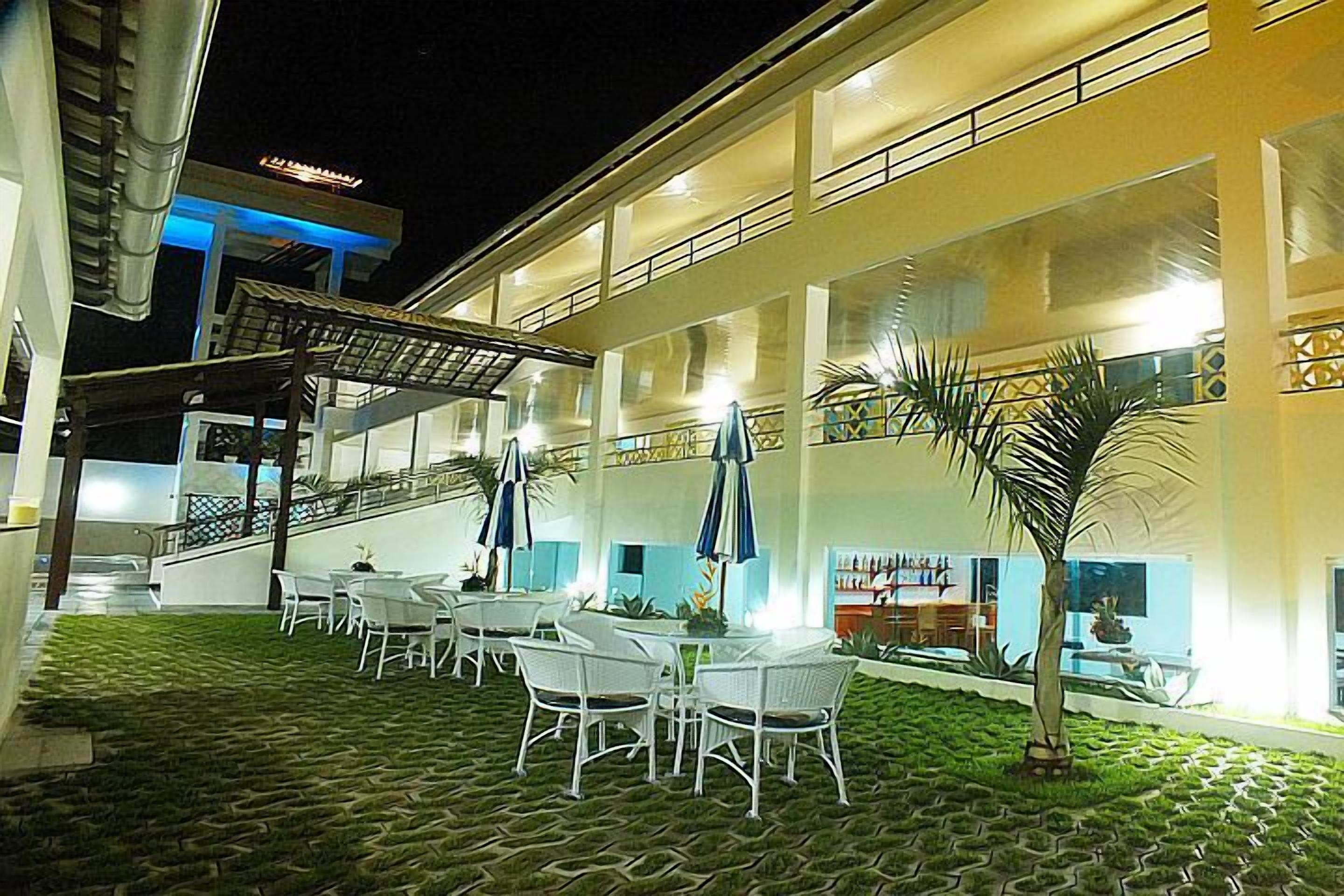 Breakfast, lunch, dinner served; Italian cuisine 