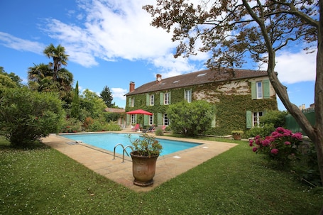 Outdoor pool, open 9:00 AM to 7:30 PM, pool umbrellas, pool loungers. Chambres d'hôtes Le Mas