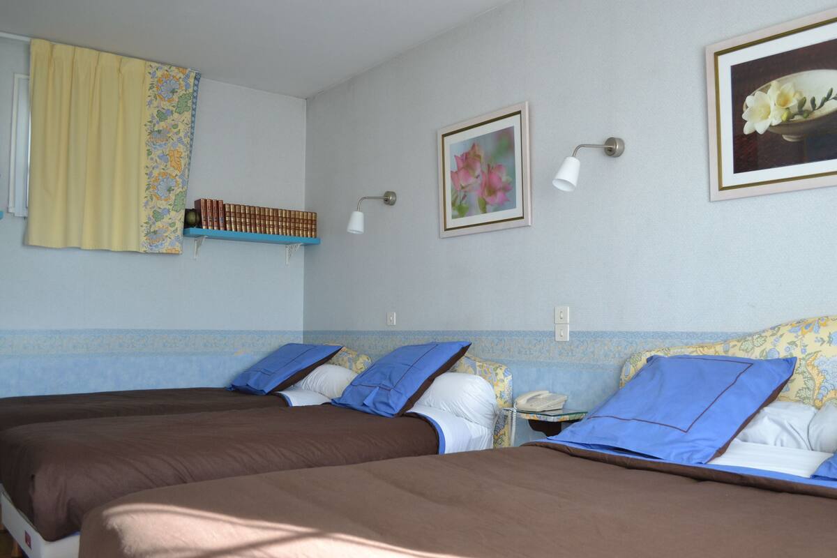 Familie vierpersoonskamer, 2 slaapkamers, uitzicht op tuin | Luxe beddengoed, een minibar, een bureau, verduisterende gordijnen