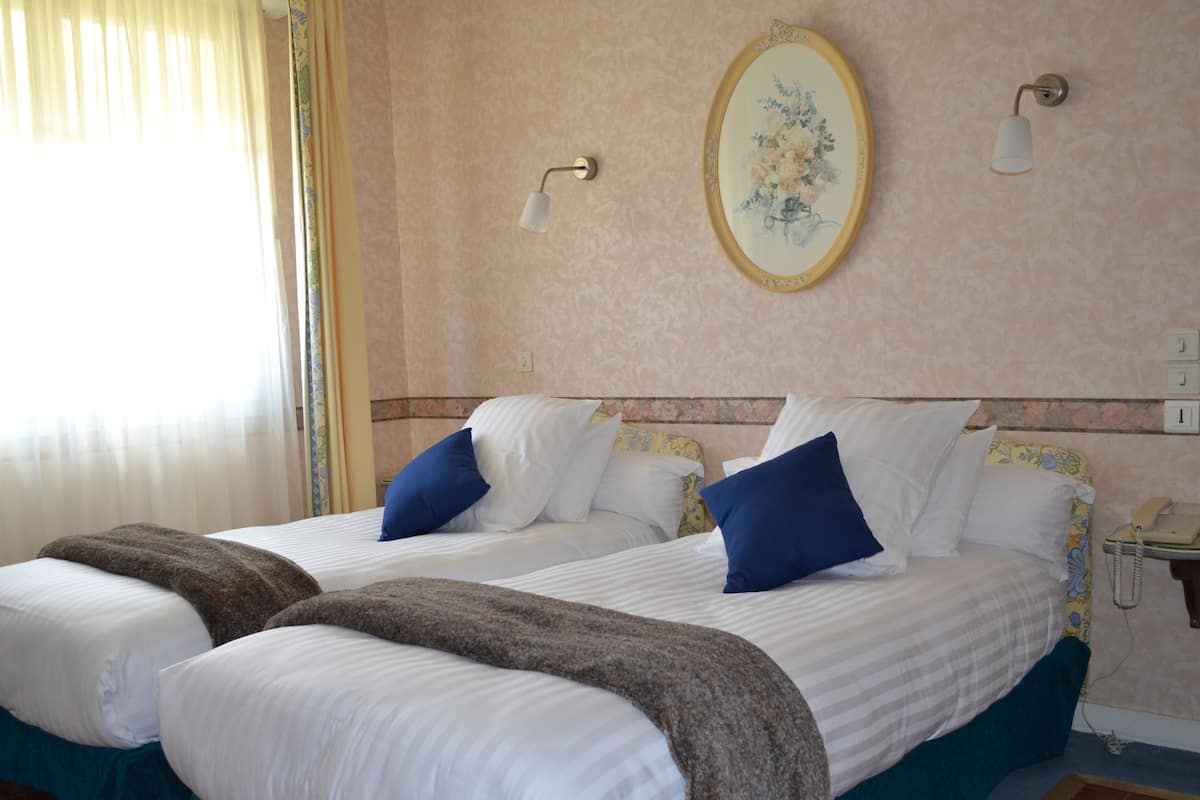 Standard Twin Room, Garden View | Peralatan tempat tidur premium, bar mini, meja