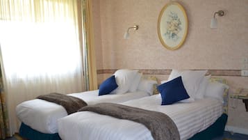 Standardværelse med 2 enkeltsenge - udsigt til have | Premium-sengetøj, minibar, skrivebord, mørklægningsgardiner