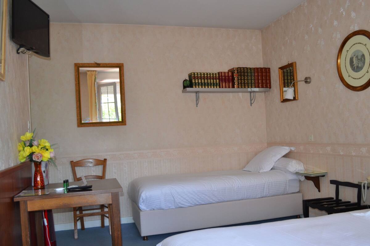 Driepersoonskamer | Luxe beddengoed, een minibar, een bureau, verduisterende gordijnen