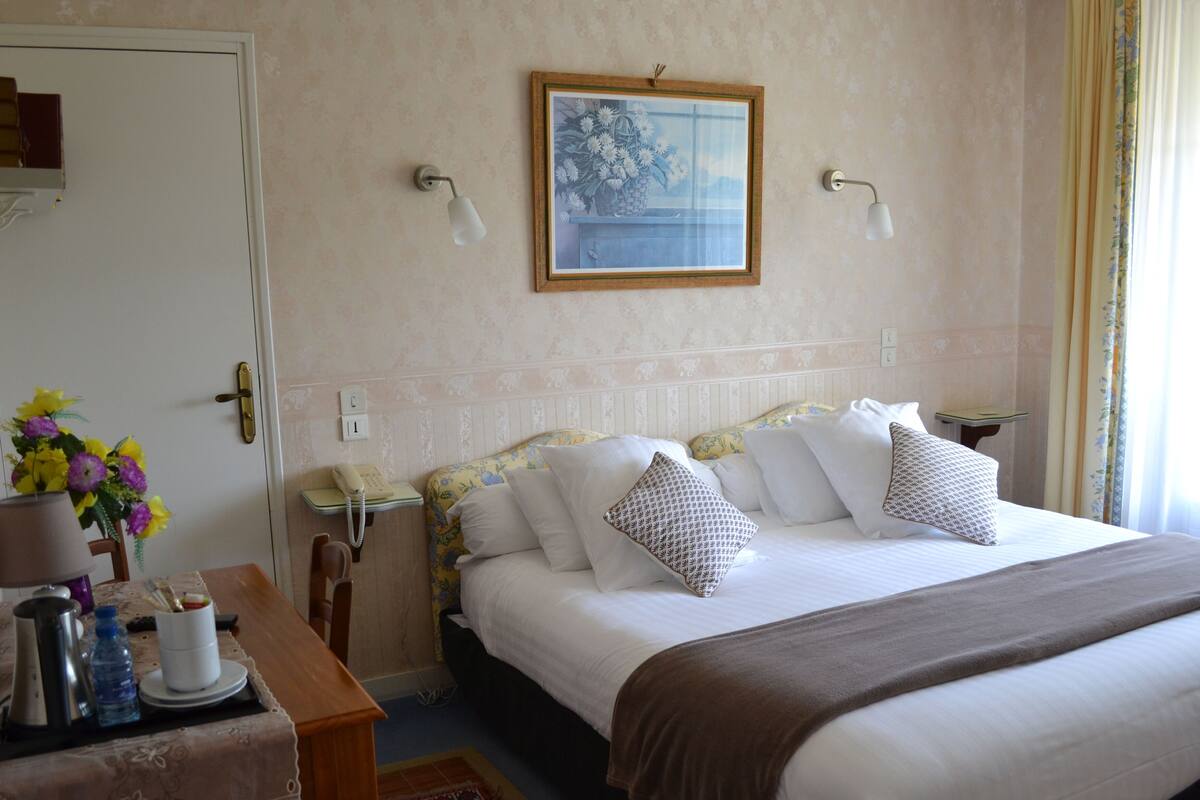 Klassieke tweepersoonskamer, 1 kingsize bed, niet-roken, uitzicht op tuin | Luxe beddengoed, een minibar, een bureau, verduisterende gordijnen