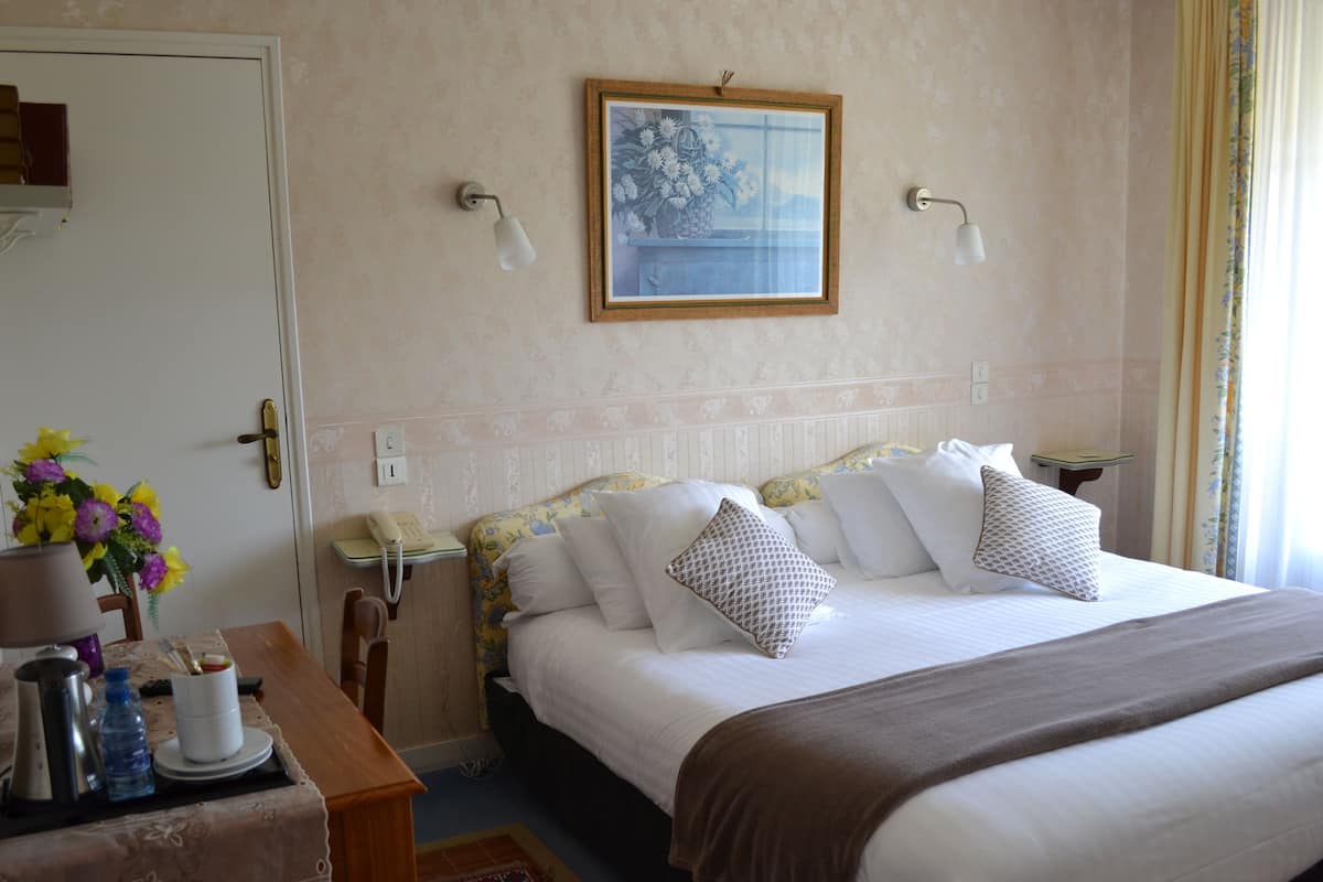 Classic Double Room, 1 Katil Raja (King), Non Smoking, Garden View | Peralatan tempat tidur premium, bar mini, meja