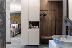 1 bedroom, minibar, in-room safe, desk