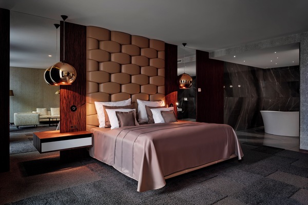 Minibar, caja de seguridad en la habitación y escritorio